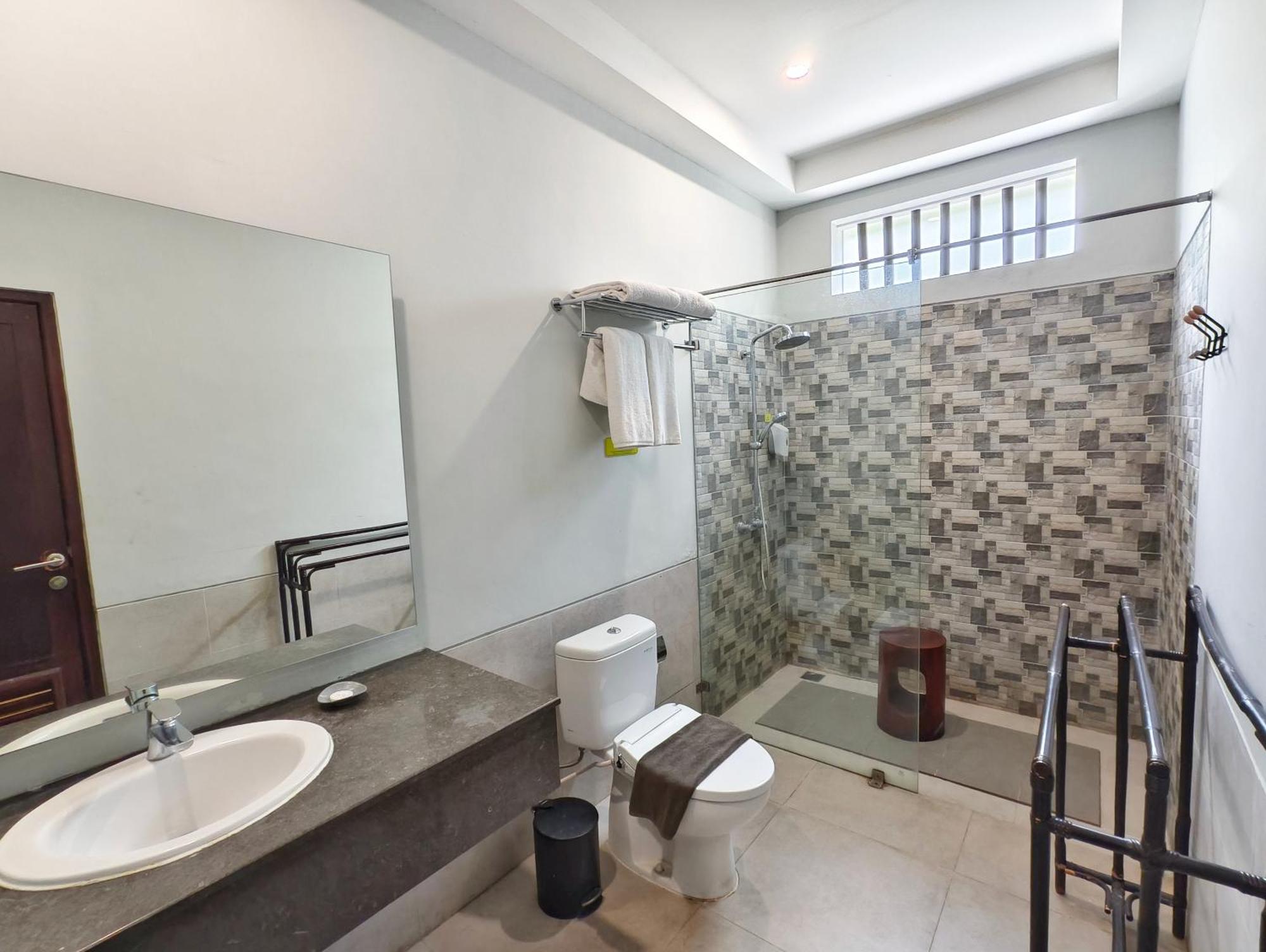 The West Cove 3* Serang